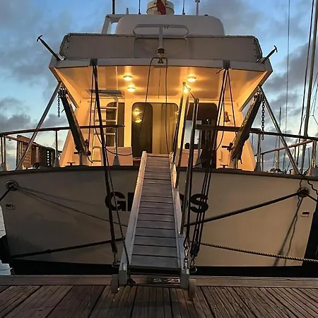 Noche Insolita En Yate De 16m A 2 Minutos De La Playa Botel