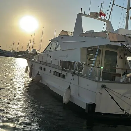 Noche Insolita En Yate De 16m A 2 Minutos De La Playa Botel