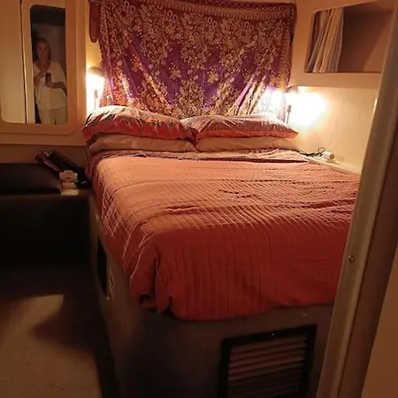 Hotel na wodzie Noche Insolita En Yate De 16m A 2 Minutos De La Playa