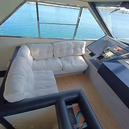 Botel Noche Insolita En Yate De 16m A 2 Minutos De La Playa