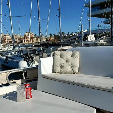 Botel Noche Insolita En Yate De 16m A 2 Minutos De La Playa