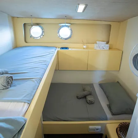 Botel Noche Insolita En Yate De 16m A 2 Minutos De La Playa Valencia