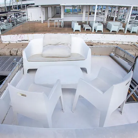 Noche Insolita En Yate De 16m A 2 Minutos De La Playa Botel