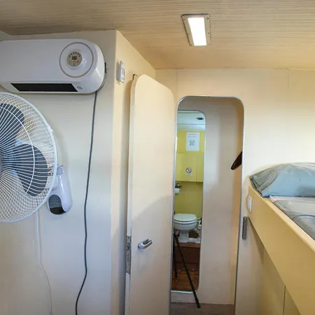 Hotel na wodzie Noche Insolita En Yate De 16m A 2 Minutos De La Playa Walencja
