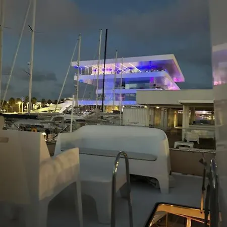 بوتيل Noche Insolita En Yate De 16m A 2 Minutos De La Playa فالنسيا