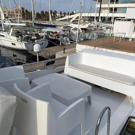 Noche Insolita En Yate De 16m A 2 Minutos De La Playa بوتيل فالنسيا
