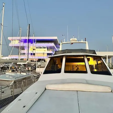 بوتيل Noche Insolita En Yate De 16m A 2 Minutos De La Playa فالنسيا